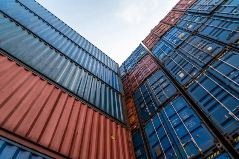 Photo de containers maritimes pour la construction de piscines