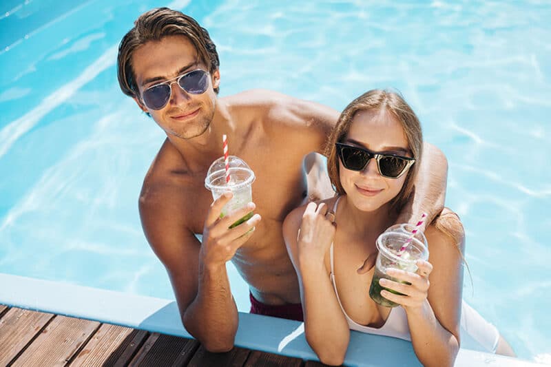 Clients qui donnent leur avis sur leur piscine en container