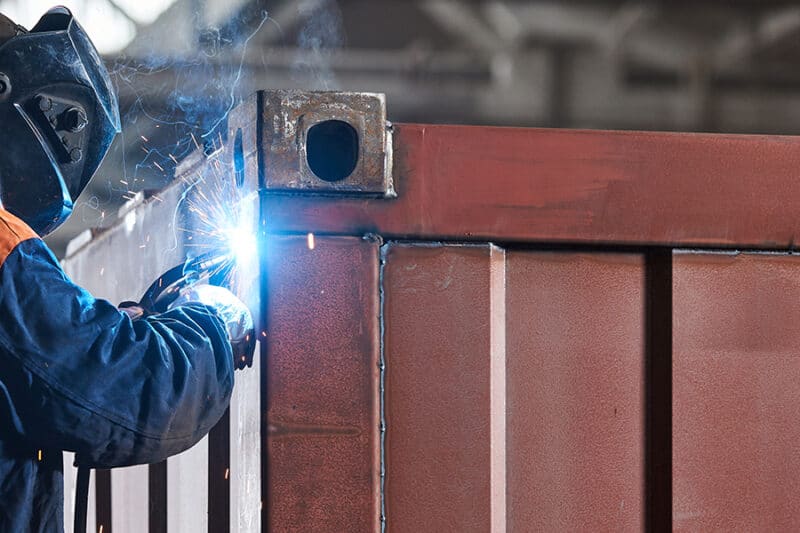 Particulier qui fabrique sa propre piscine en container